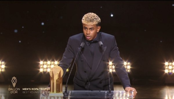 记者：亚马尔回程航班上一直在开玩笑，巴萨满意他的成熟表现