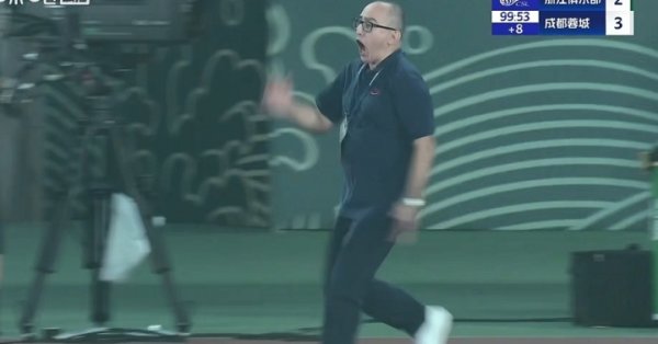 庆祝疯了！浙江连追三球绝平蓉城，主帅卡内达场边热血  狂奔庆祝