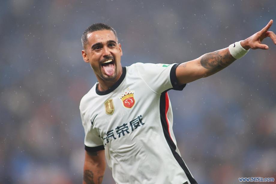 [图]上海海港4-3青岛海牛 豪取四连胜继续领跑中超苏超ds